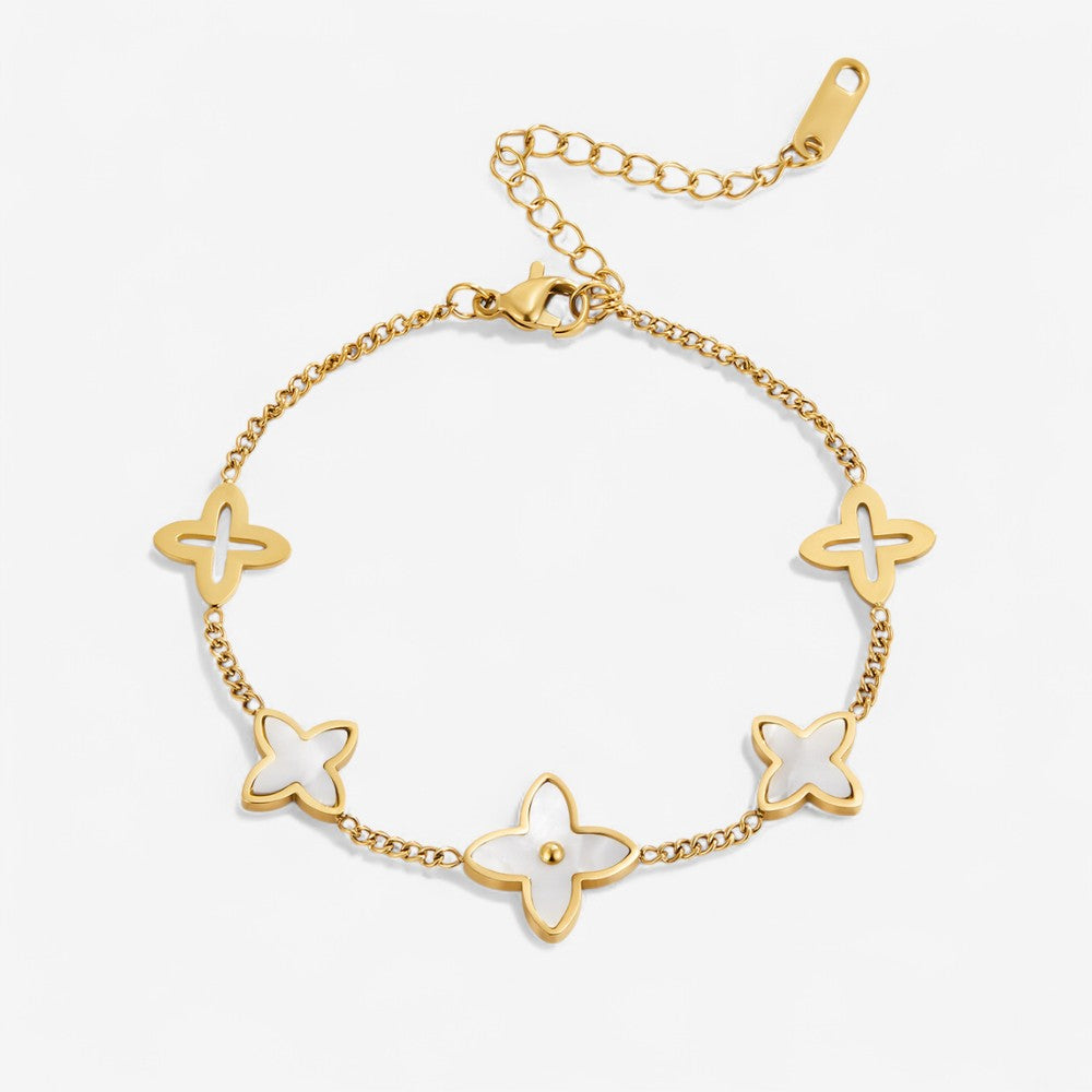 Armband met witte bloesemblaadjes