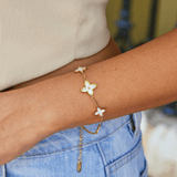 Armband met witte bloesemblaadjes